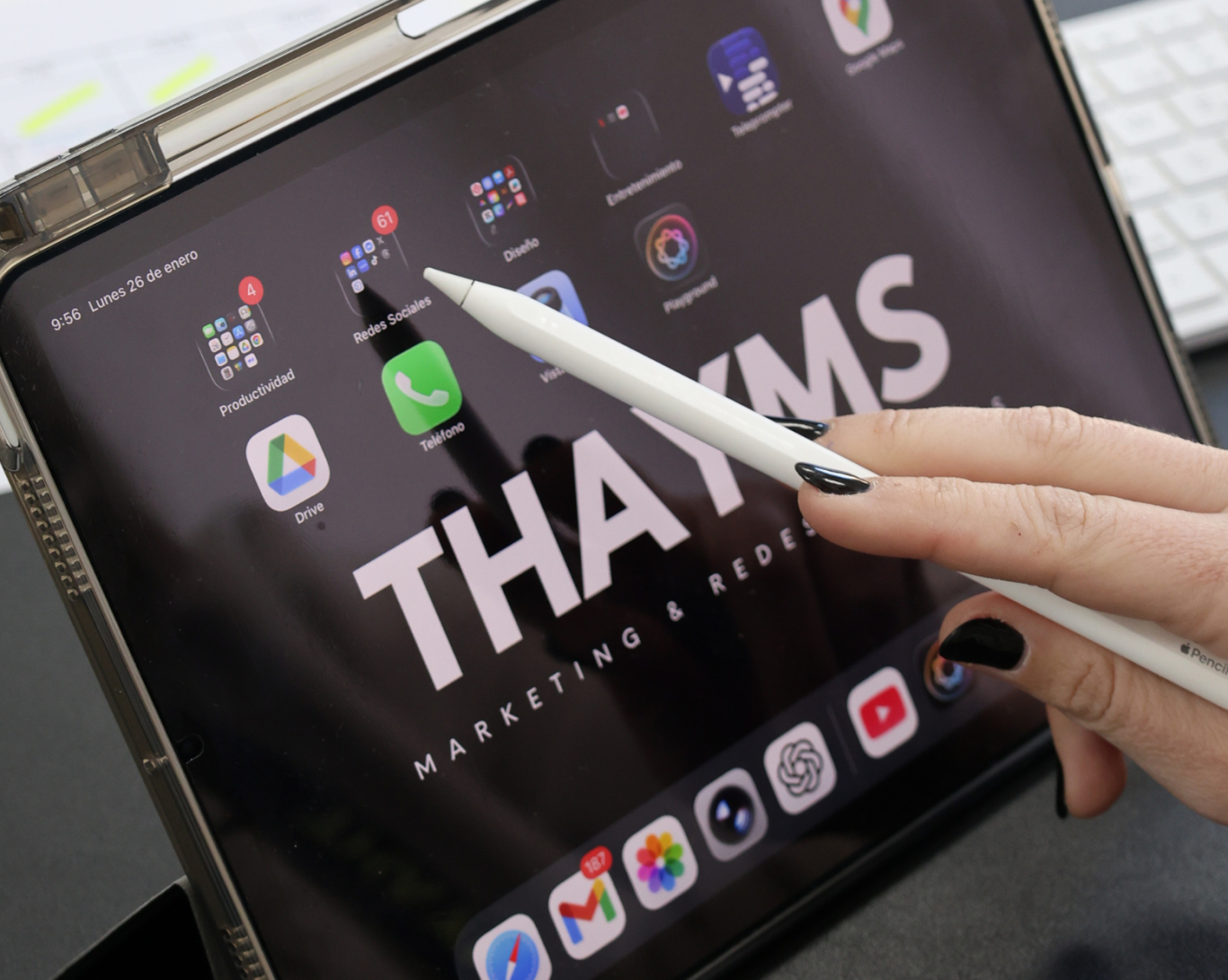 Equipo de Thayms trabajando en proyectos